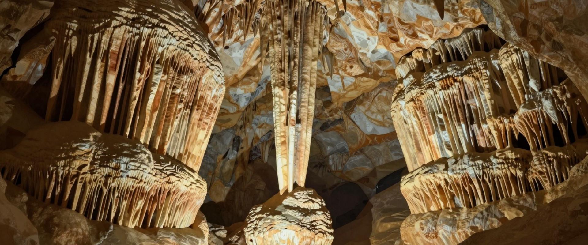 Coin Cave (Grutas Da Moeda)