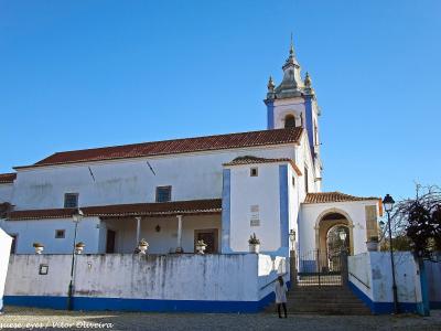 The white-and-blue Igreja de Nossa Senhora dos Prazeres in Aldeia Galega da Merceana