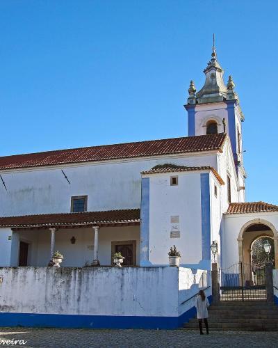 The white-and-blue Igreja de Nossa Senhora dos Prazeres in Aldeia Galega da Merceana