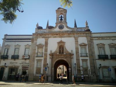 The Arco da Vila gateway into Faro old town