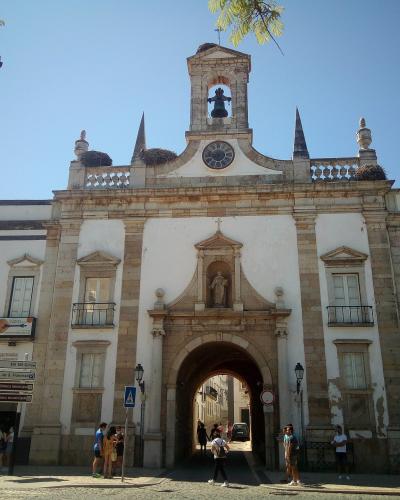 The Arco da Vila gateway into Faro old town