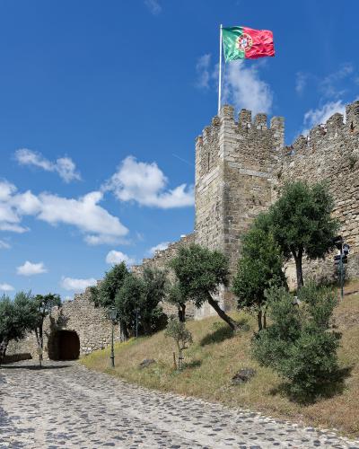 Ramparts and tower of Castelo de Sao Jorge with the Portuguese flag, Lisbon