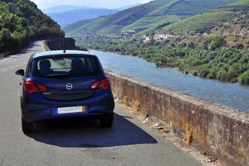 A car on the N222 road above the Douro River