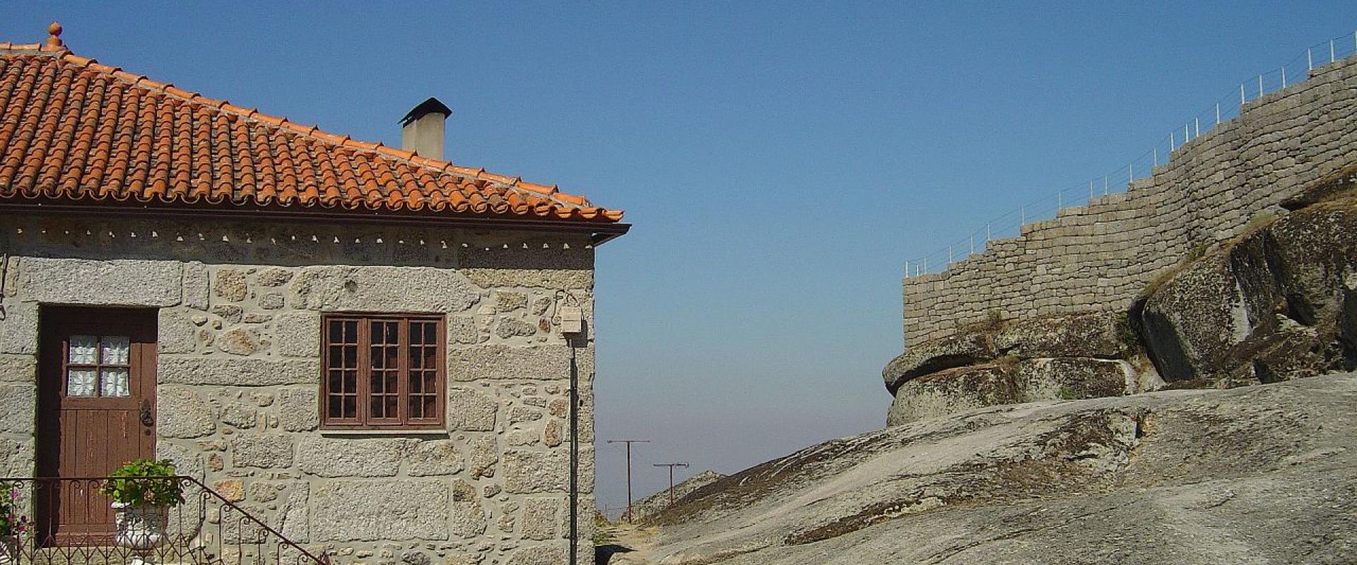 Medieval Fort/Stone Walls (Linhares Da Beira)