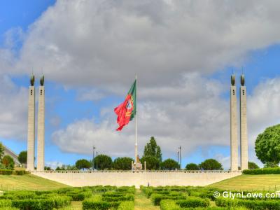 Clipped hedge parterre and 25 de Abril monument at Parque Eduardo VII, Lisbon