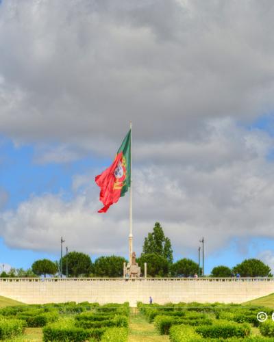 Clipped hedge parterre and 25 de Abril monument at Parque Eduardo VII, Lisbon