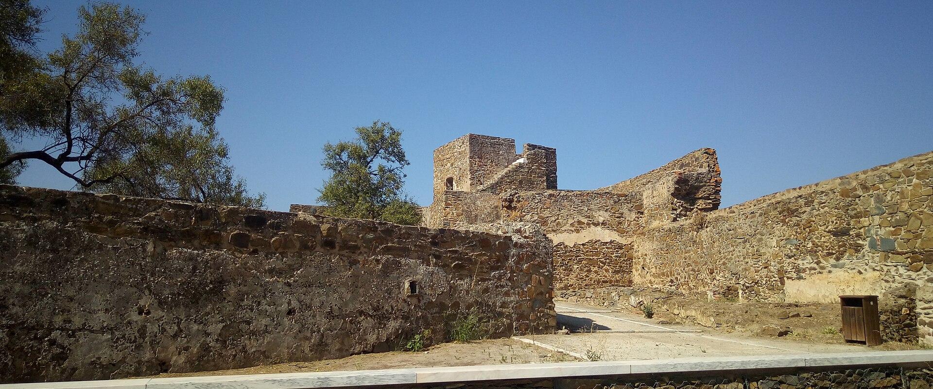 Hilltop Castle (Castelo)
